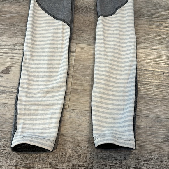 Lululemon Reversible Leggings - Picture 4 of 11